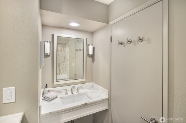 Building Photo - Top Floor Queen Anne Unit! (Beautiful views & 3 Parking Spaces)