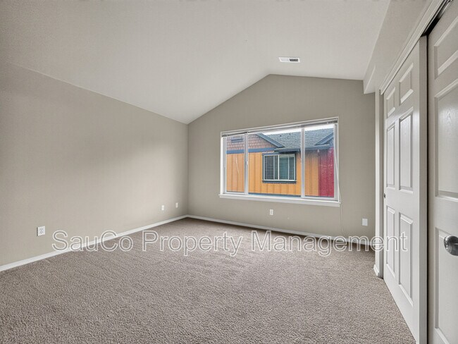 Building Photo - 1419 NE Lockheart Ln