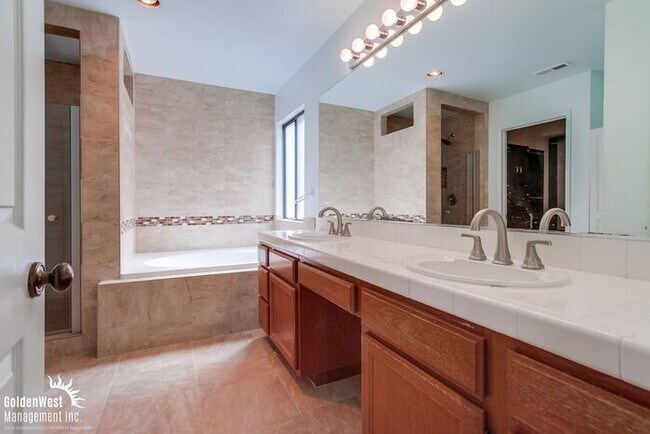 Building Photo - Lovely 3Bdm 2Ba Patio Home Located in the ...