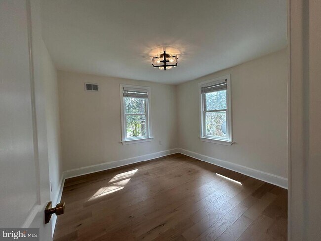 Building Photo - 5 Locust St