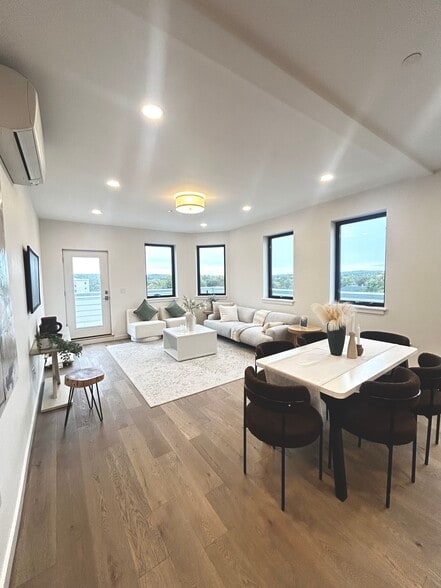 Building Photo - Penthouse