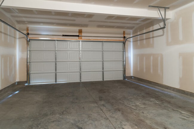 Building Photo - 4 BR/2.5 BA Home - A Rare Rental Between C...