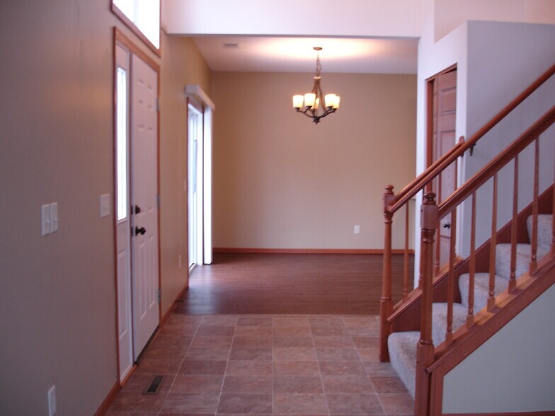 Building Photo - 633 Kingfisher Ln