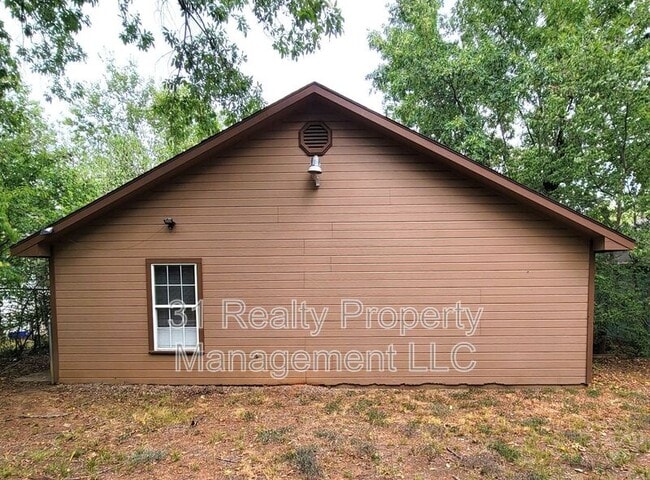 Building Photo - 1020 W Baker St