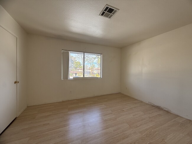 Building Photo - 6211 Meadow Haven Ln