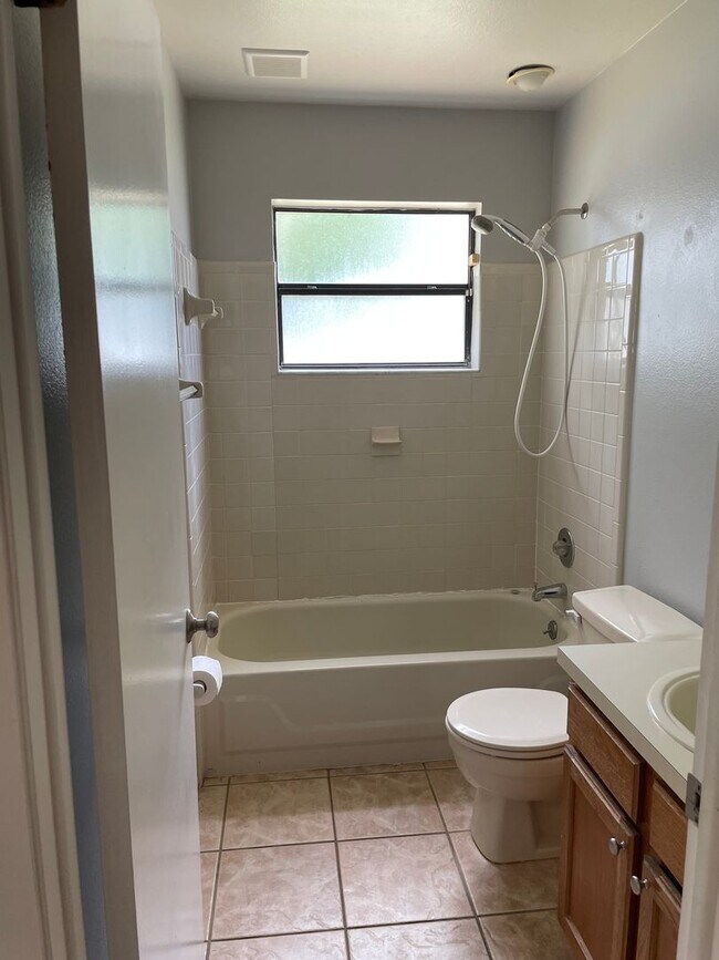 Building Photo - 3000 Weymouth Ct