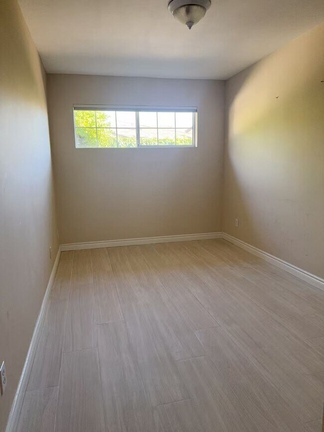 Building Photo - 1641 E Hillcrest Dr