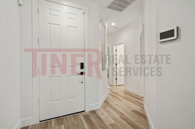 Building Photo - 2075 Larkflower Way