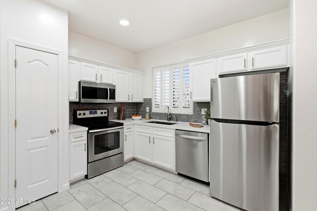 Building Photo - 7527 S 13th Pl