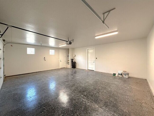 Building Photo - 3 bed, 2 bath home w/2 car garage