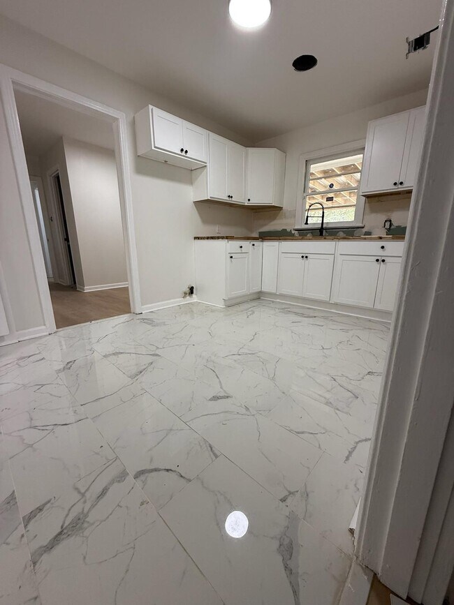 Building Photo - 3979 Thomas Ave