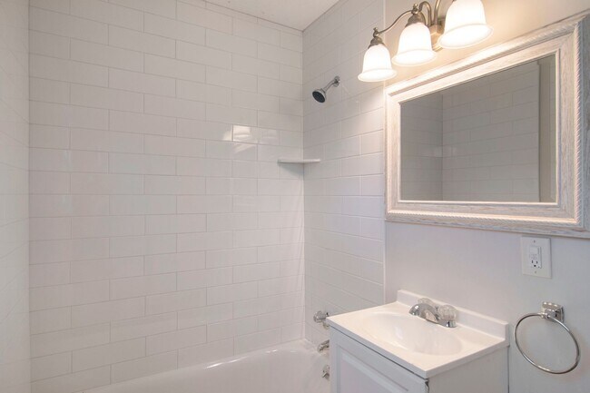 Building Photo - Spacious 1 Bedroom Duplex in Trinity Park, blocks from Duke! - Renovated & Pet Friendly