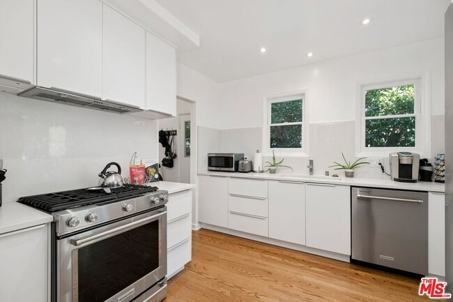 Building Photo - 601 Hayworth Ave