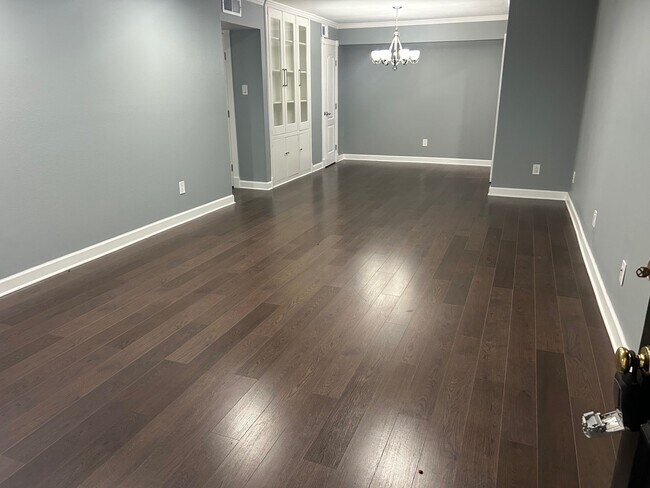 Building Photo - 359 N Post Oak Ln