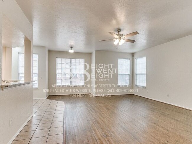 Building Photo - *AVAILABLE NOW!* Spacious 3 Bed/2.5 Bath Duplex Townhome Available in Norman!