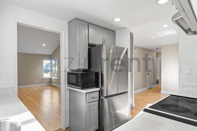 Building Photo - 33739 Slender Ct