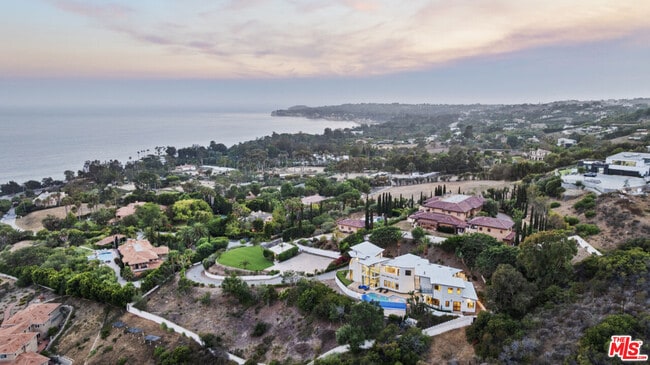 Building Photo - 6380 Meadows Ct