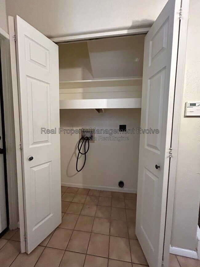 Building Photo - 5943 W Drake Ct