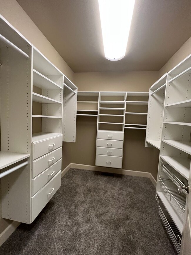 Building Photo - 8707 MacLaren Ave