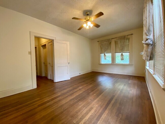 Building Photo - Vintage 1 Bedroom + Study Walking Distant to UT