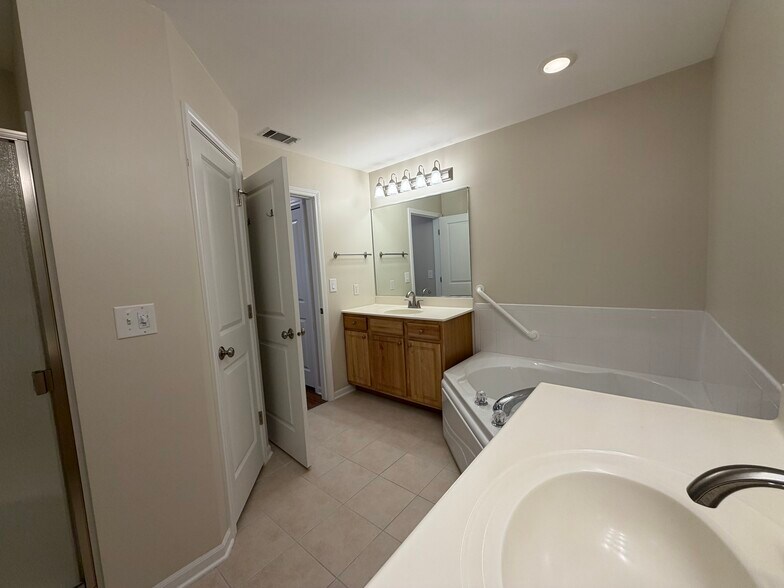 Building Photo - 10557 Maine Dr