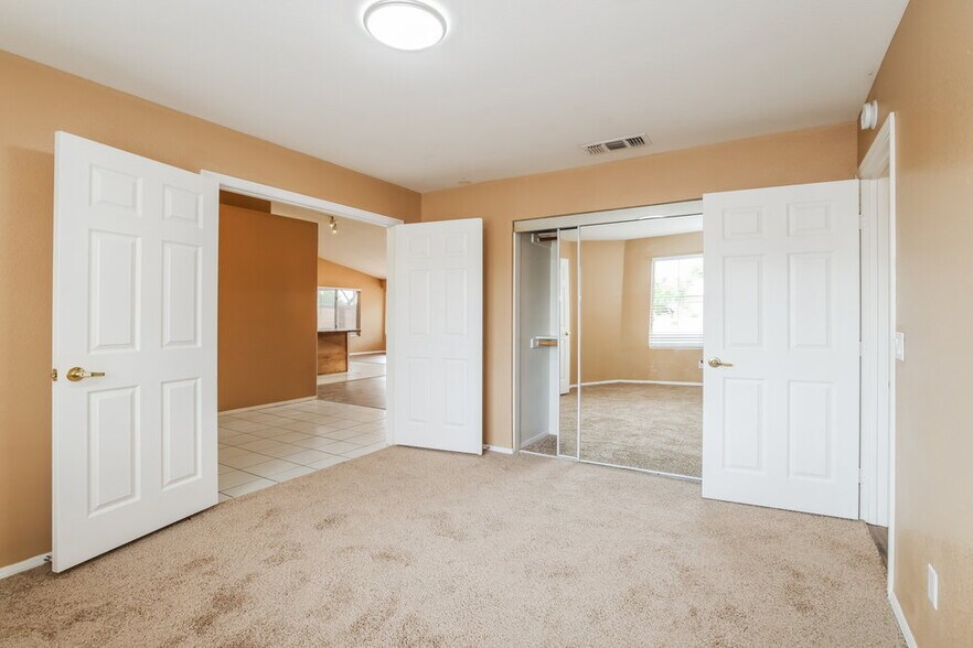 Building Photo - 2203 E Edna Ave