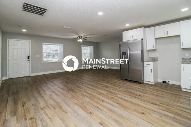Building Photo - 3 Bedroom Pet-Friendly Home in LEESBURG, FL with Main Street Renewal