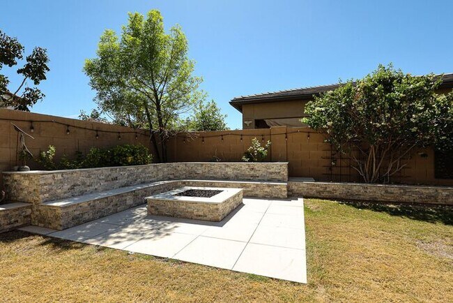 Building Photo - Beautiful 5bedrooms-2Baths Modern Style Home!