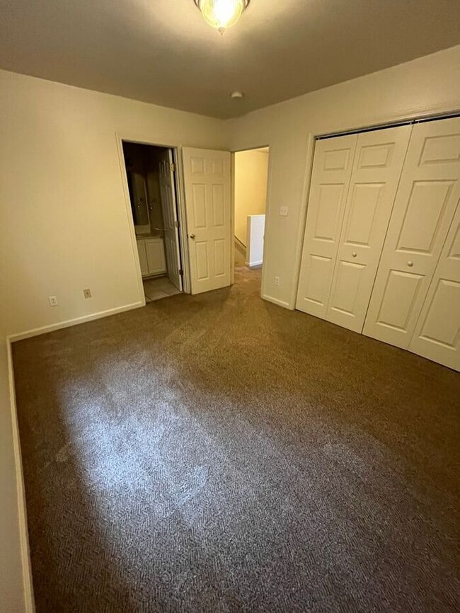 Building Photo - 2BD/2.5BA Unit at Water Oaks in Hickory!