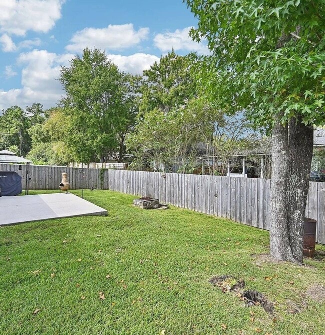 Building Photo - 201 Saturn Ln N