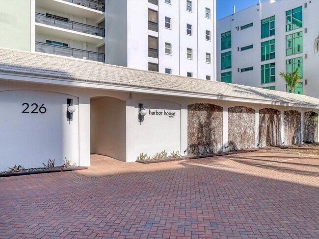 Building Photo - 226 Golden Gate Point