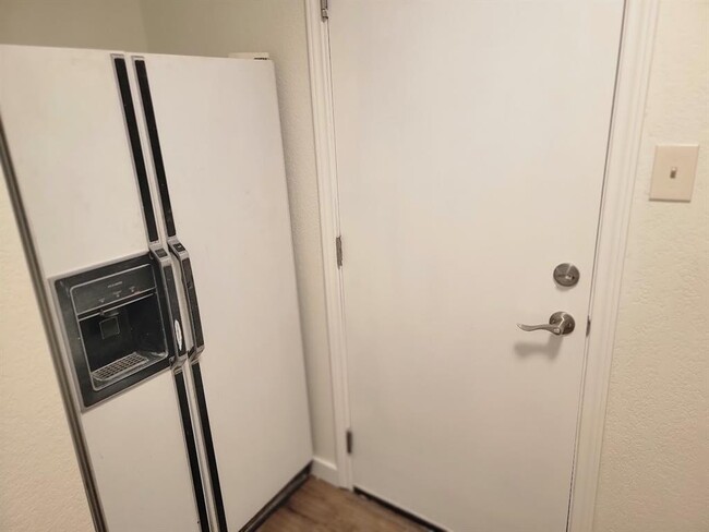 Building Photo - 10403 Pinehurst Dr