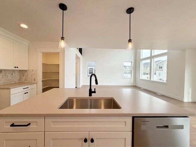 Building Photo - 3759 950 N