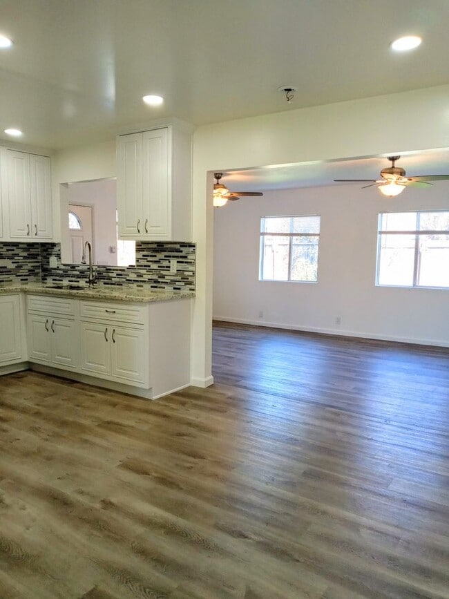 Building Photo - Recently Remodeled 3bd Single Story House Accepting Pets!
