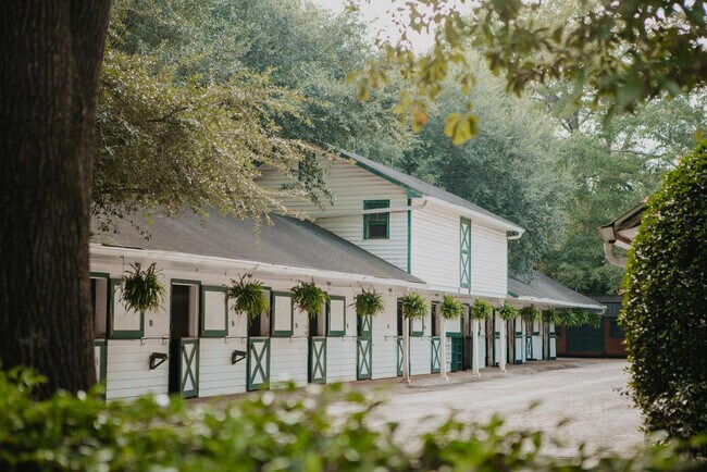 Building Photo - 946 Magnolia St SE