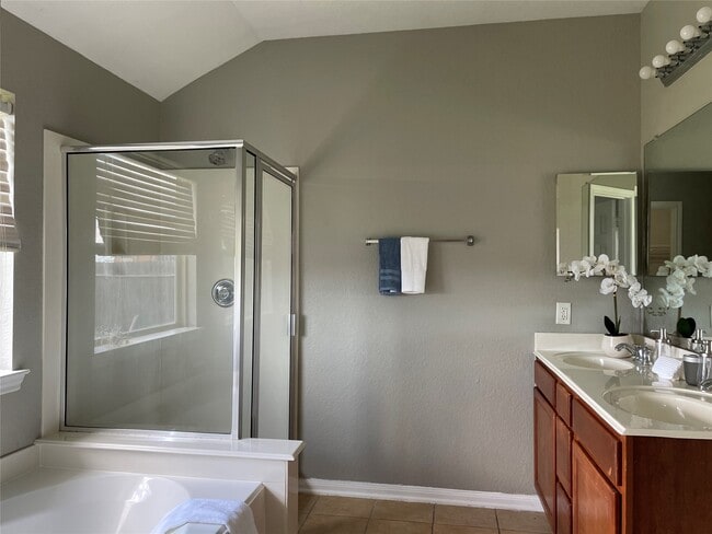 Building Photo - 5426 Rio Dr