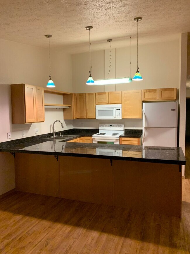 Building Photo - AVAILABLE NOW!! West side - 2 Bdrm, 1 Bath