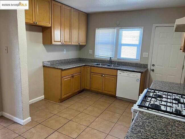 Building Photo - 449 E 9th St