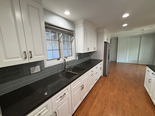 Building Photo - NICE 2 Bedroom Home with Large Enclosed Ya...
