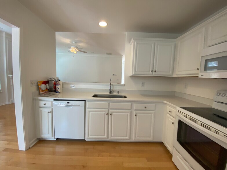 Building Photo - Room in House on Blueshot Ct