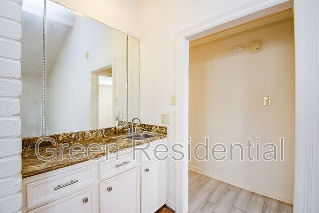 Building Photo - 11366 Oakcenter Dr