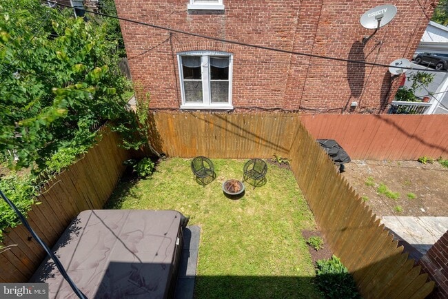 Building Photo - 153 E Ross St