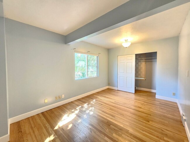 Building Photo - $2,100 - 3 Bed / 2 Bath Charming Home by G...