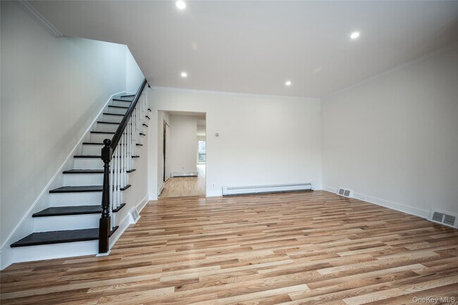 Building Photo - 14 Deane Pl