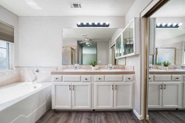 Building Photo - Perfect 6/3 Clovis Home for Large Family!