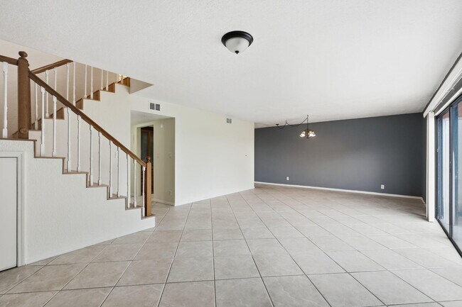 Building Photo - 430 Commodore Dr