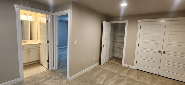 Building Photo - $2,000 OFF 4-bed, 3.5-bath Townhome Available Now!