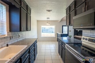 Building Photo - 1306 Ruiz Dr