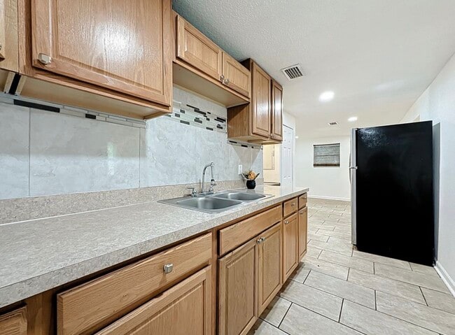 Building Photo - 2842 Lucoma Dr