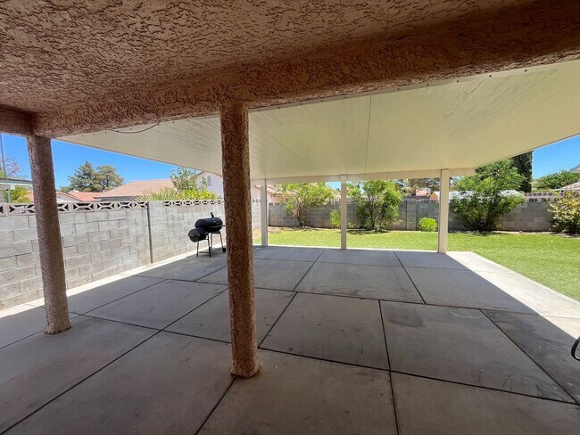 Building Photo - Bright & Beautifully Renovated 3 Bed, 2 Ba...